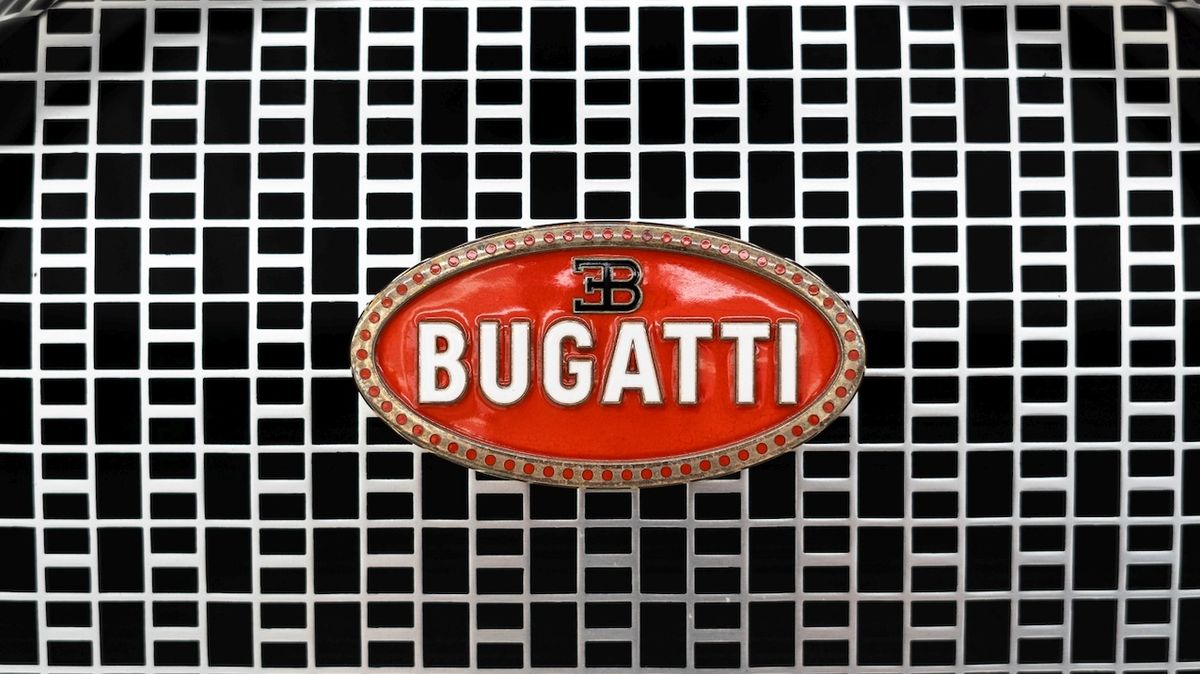 Bugatti už testuje nový hypersport, nástupce chironu halí pestrobarevná fólie